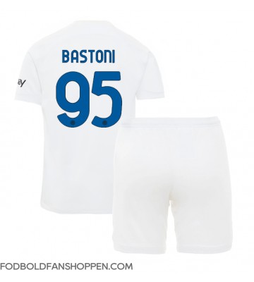 Inter Milan Alessandro Bastoni #95 Udebanetrøje Børn 2023-24 Kortærmet (+ Korte bukser)